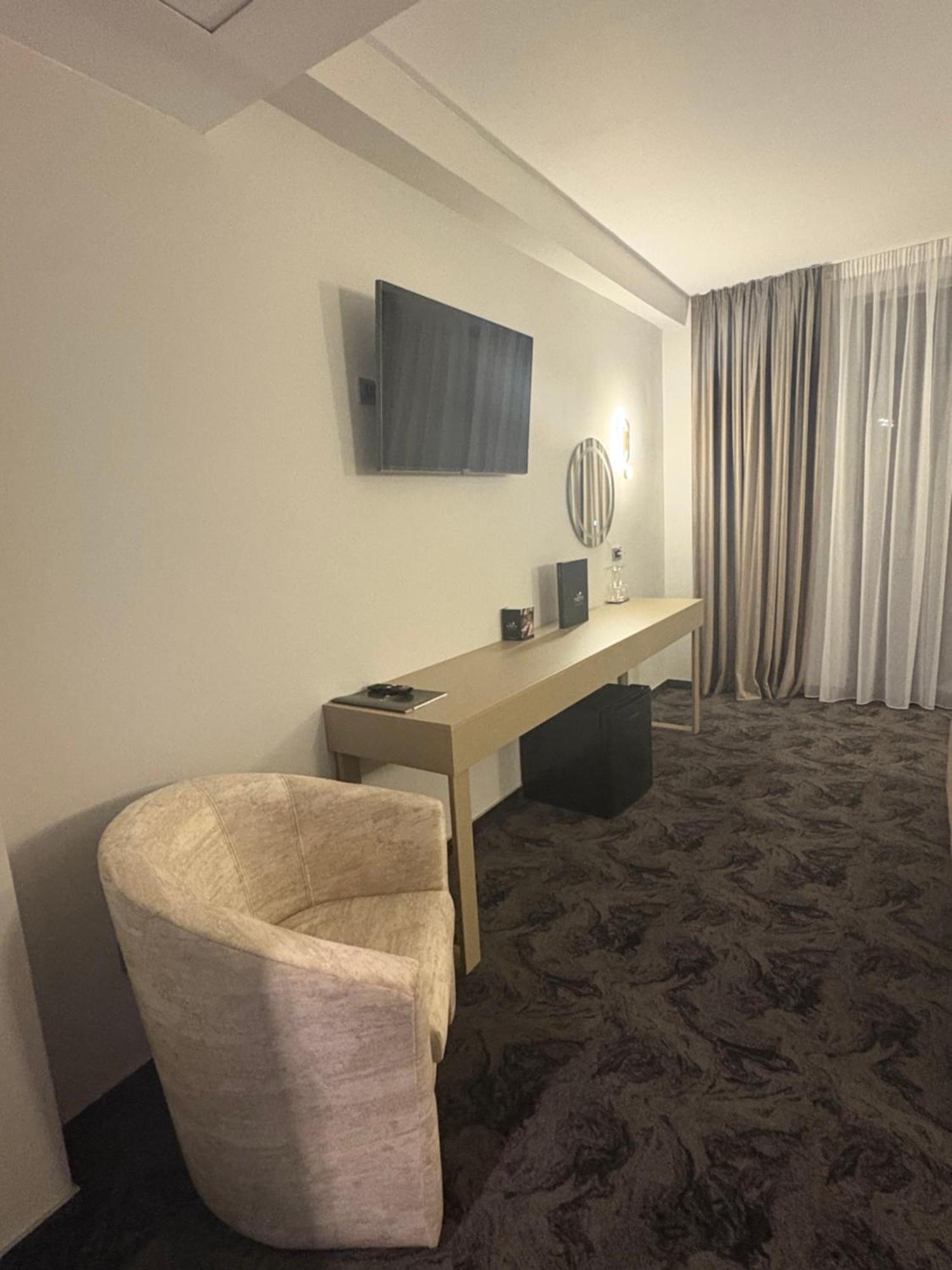 Black Tulip Hotel Dej Ngoại thất bức ảnh